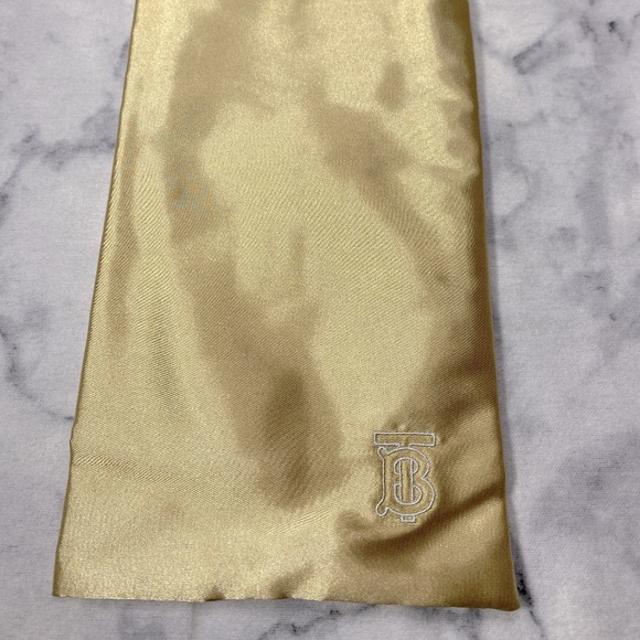 Burberry Padded Eye Sleep Travel Mask in Satin Cream,Logo Knitted, Pouch Set-NEW - Picture 3 of 11